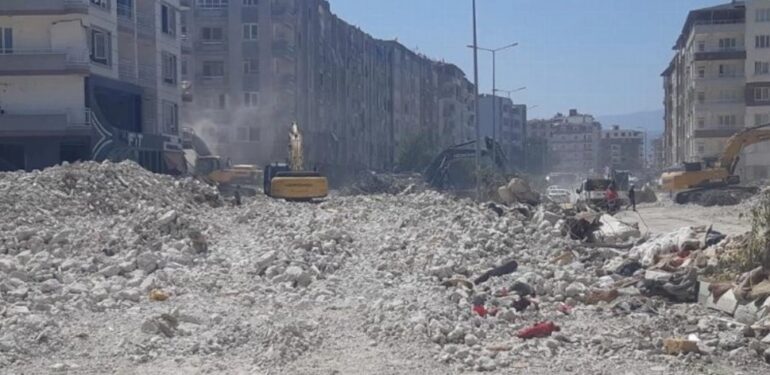 Hatay’da ağır hasarlı 9 katlı bina kontrollü şekilde yıkıldı