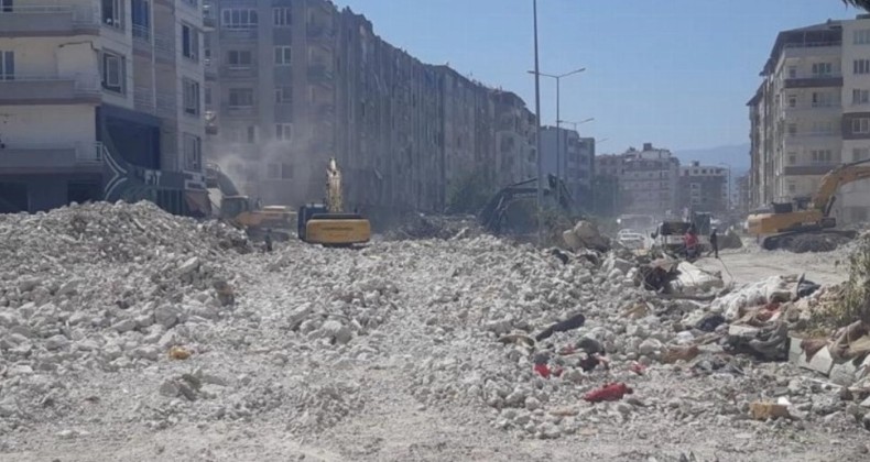 Hatay’da ağır hasarlı 9 katlı bina kontrollü şekilde yıkıldı