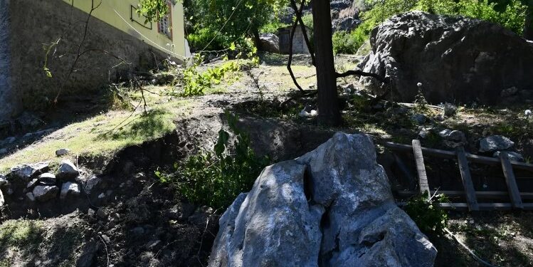 Osmaniye’de deprem nedeniyle yamaçtan kopan kaya parçası bir eve zarar verdi