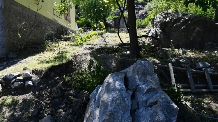 Osmaniye’de deprem nedeniyle yamaçtan kopan kaya parçası bir eve zarar verdi