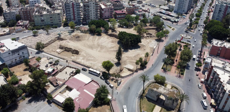 Tarsus Kent Meydanı çalışması sürüyor