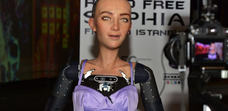 Dünyada vatandaşlığa kabul edilen ilk robot Sophia, Antalya’da tanıtıldı