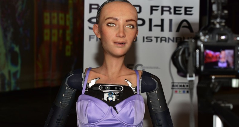 Dünyada vatandaşlığa kabul edilen ilk robot Sophia, Antalya’da tanıtıldı