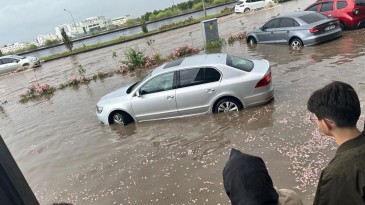 Erzurum’da sağanak su baskınlarına neden oldu!