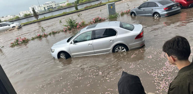 Erzurum’da sağanak su baskınlarına neden oldu!