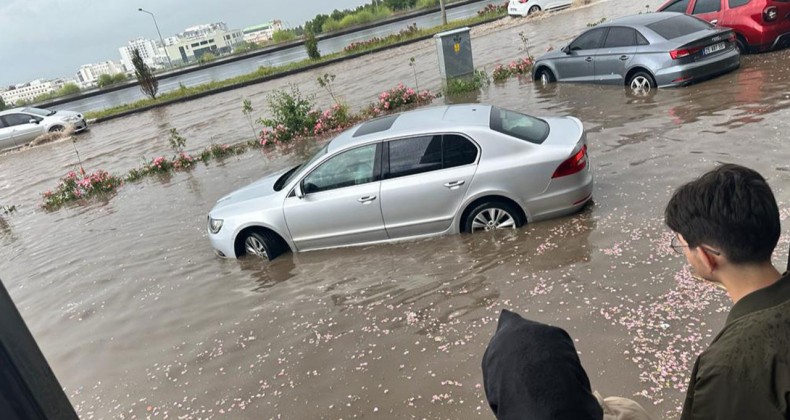 Erzurum’da sağanak su baskınlarına neden oldu!
