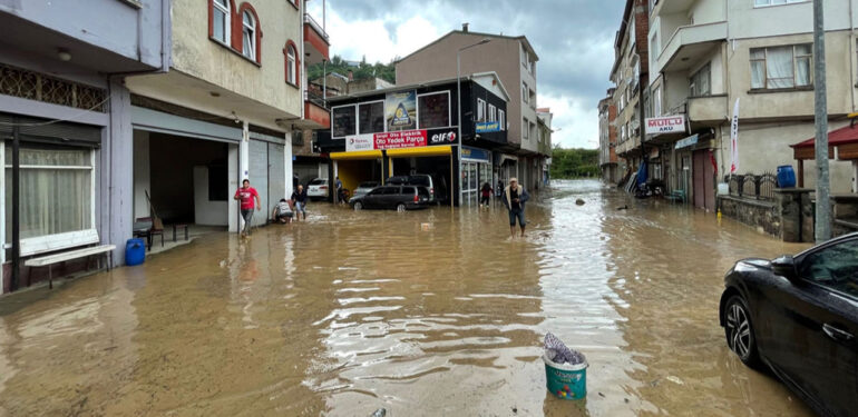 Giresun’da şiddetli yağış nedeniyle dere taştı!