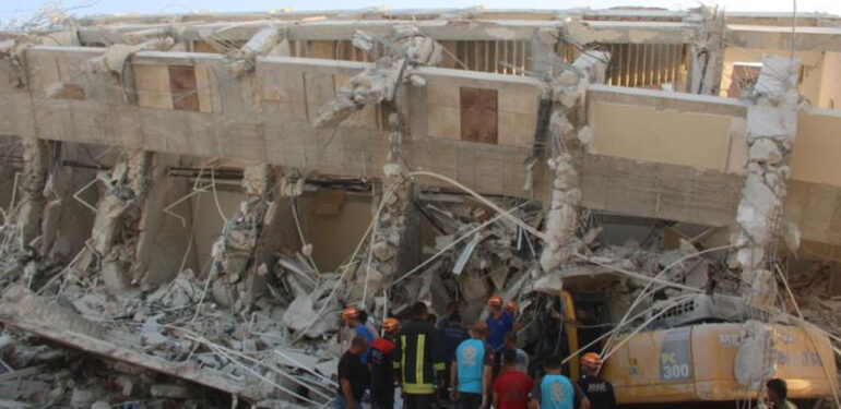 Hatay’da çöken binanın altında kalan iş makinesi operatörü kurtarıldı