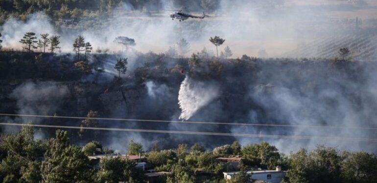 Mersin ve Hatay’daki orman yangınlarına müdahale sürüyor