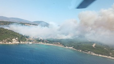 Muğla ve İzmir’de orman yangınları çıktı! Yoğun duman görülüyor, vatandaşlar denizden tahliye ediliyor