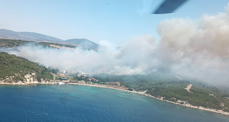Muğla ve İzmir’de orman yangınları çıktı! Yoğun duman görülüyor, vatandaşlar denizden tahliye ediliyor