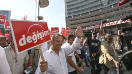 Tanju Özcan’ın değişim yürüyüşü sonunda CHP Genel Merkezi önünde istifa sesleri