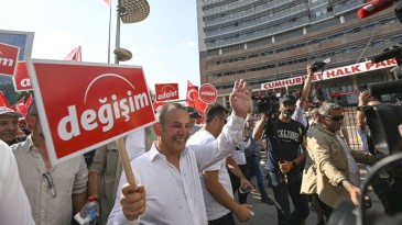 Tanju Özcan’ın değişim yürüyüşü sonunda CHP Genel Merkezi önünde istifa sesleri