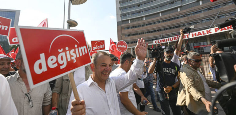 Tanju Özcan’ın değişim yürüyüşü sonunda CHP Genel Merkezi önünde istifa sesleri