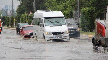 Trabzon’da sağanak yağış hayatı olumsuz etkiledi!