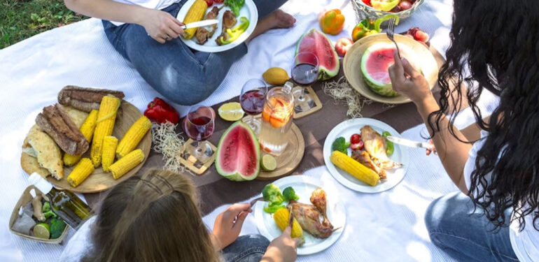 Uzman doktor uyardı! Sıcaklarda dengeli beslenin!