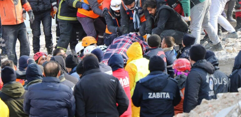 21 kişiye mezar olan Gölgeler Apartmanı’nın betonunda dere kumu ve çakıl kullanılmış