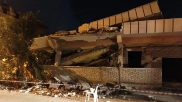 Hatay’da 6 Şubat’taki depremlerde ağır hasar alan bina çöktü