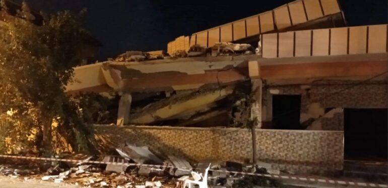 Hatay’da 6 Şubat’taki depremlerde ağır hasar alan bina çöktü