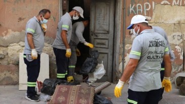 Mersin’de bir evden yaklaşık 10 ton çöp çıktı