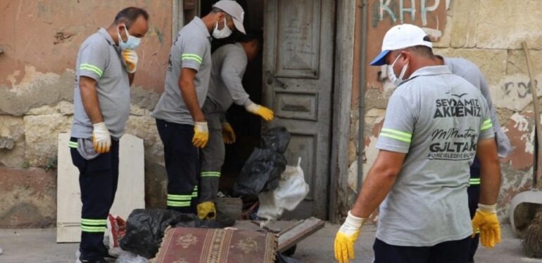 Mersin’de bir evden yaklaşık 10 ton çöp çıktı