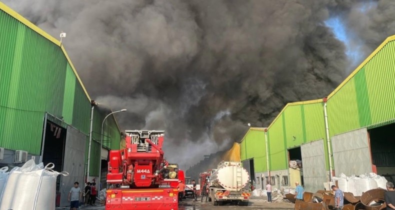 Adana’da geri dönüşüm tesisinde yangın çıktı