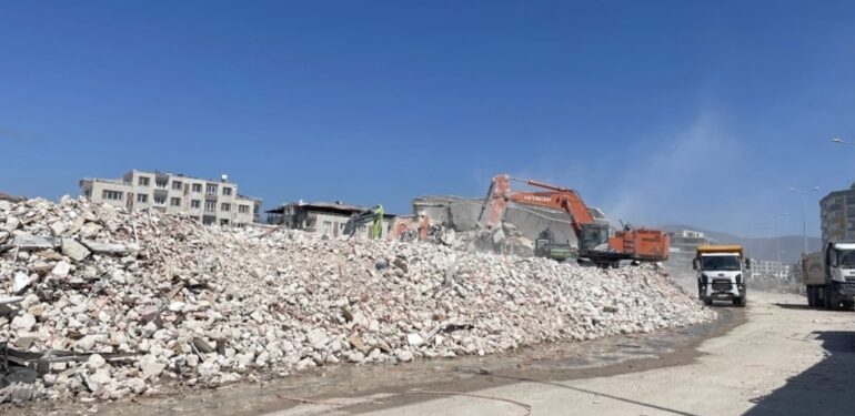 Depremlerden etkilenen Hatay’da ağır hasarlı binaların yıkımı sürüyor