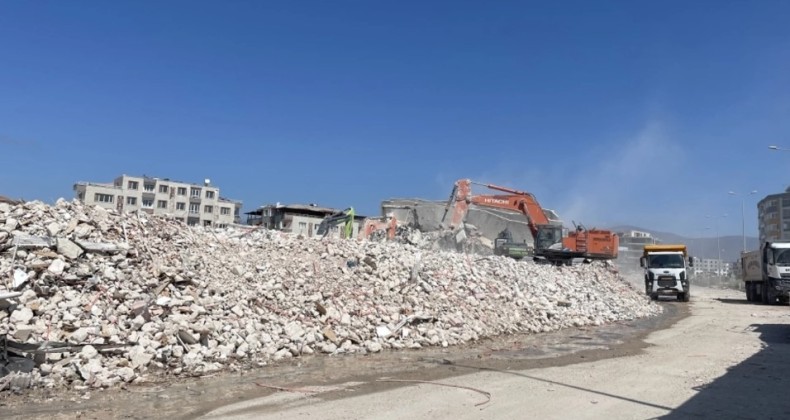 Depremlerden etkilenen Hatay’da ağır hasarlı binaların yıkımı sürüyor