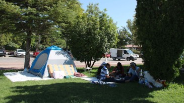 Malatya’da depremler nedeniyle bazı vatandaşlar parklarda sabahladı