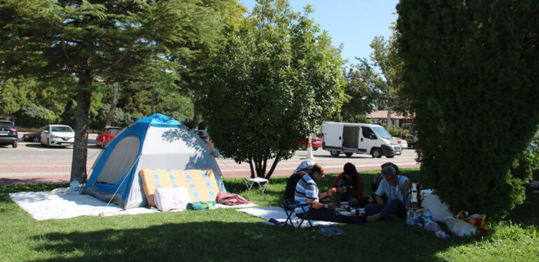 Malatya’da depremler nedeniyle bazı vatandaşlar parklarda sabahladı