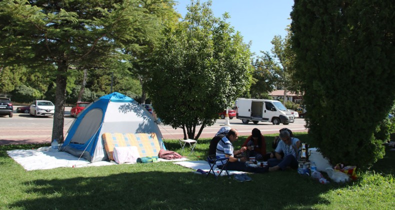 Malatya’da depremler nedeniyle bazı vatandaşlar parklarda sabahladı