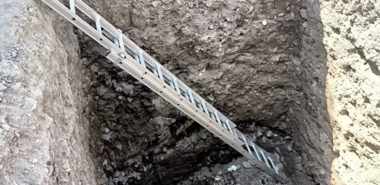 Tarsus’ta inşaattaki çukura düşen mühendis yaralandı