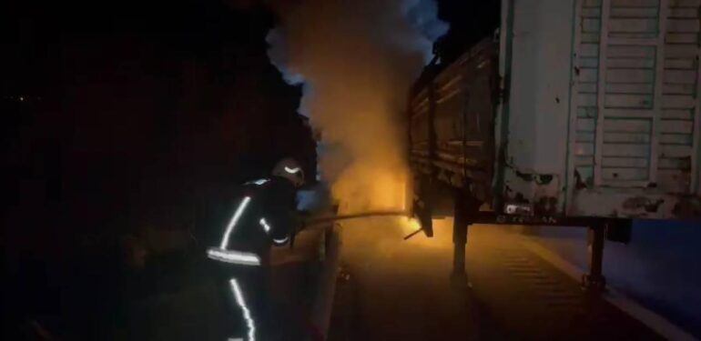 Mersin’de seyir halindeyken alev alan tır yandı