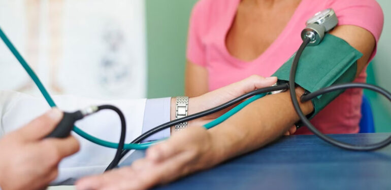 Yetersiz sıvı tüketimi kalp ve hipertansiyon hastalarını olumsuz etkiliyor