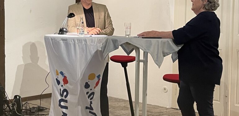 Ünlü Türk kökenli komedyen Fatih Çevikkollu ile Ahlen’de okuma akşamı…