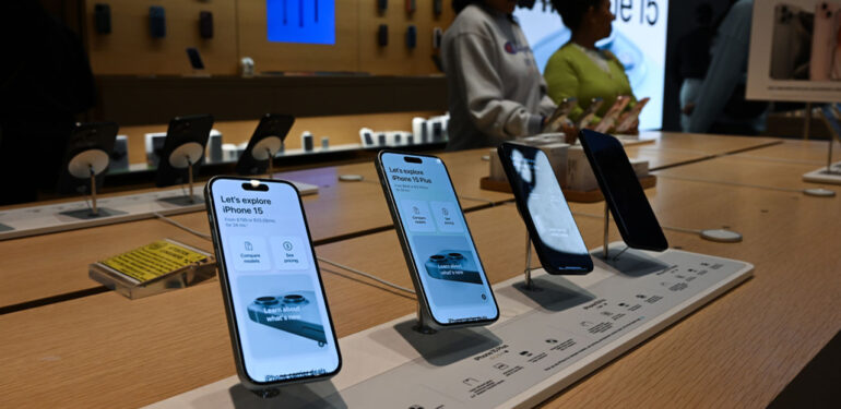 Apple’ın yeni telefonu iPhone 15’in satışı başladı