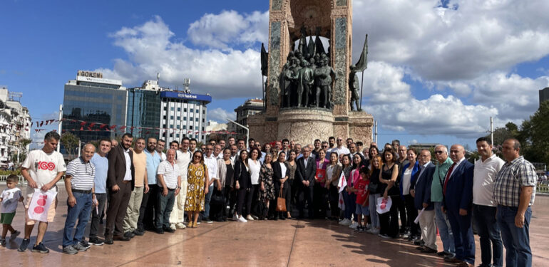 CHP Taksim Cumhuriyet Anıtı’na 100. yıl çelengi bıraktı