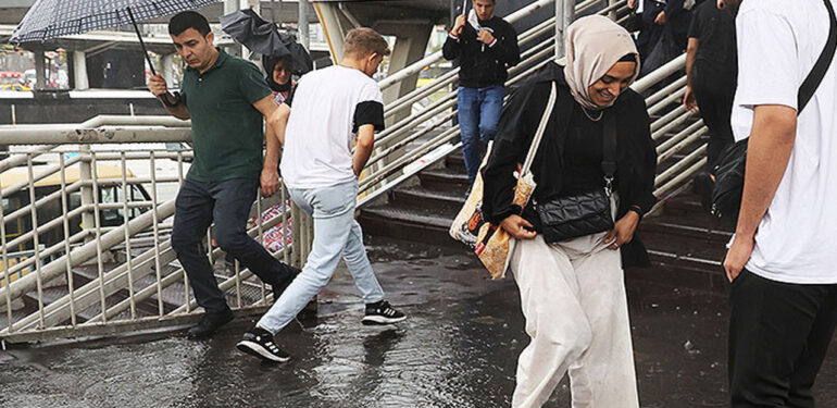 İstanbul Valisi Davut Gül’den ‘sağanak nedeniyle su baskını’ uyarısı