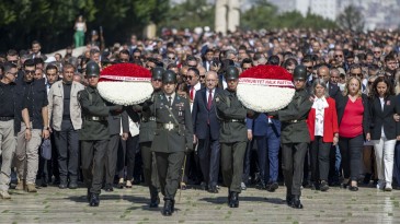 Kılıçdaroğlu 1922 kişiyle Anıtkabir’e çıktı