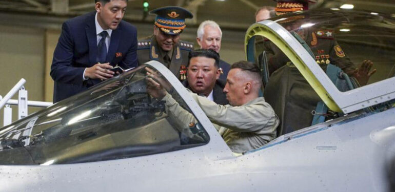 Kuzey Kore lideri Kim Rusya’da uçak fabrikalarını gezdi