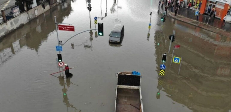 Sağanak nedeniyle Başakşehir Süleyman Demirel Bulvarı’nda su baskını yaşandı