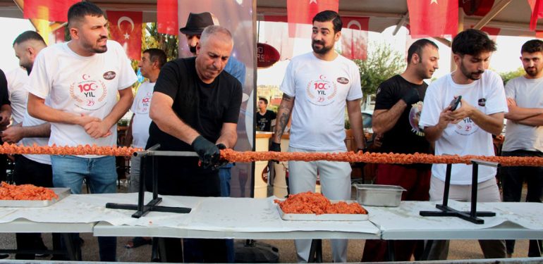 Adanalı kebapçıdan 100’üncü yıl için 100 metrelik boru kebabı