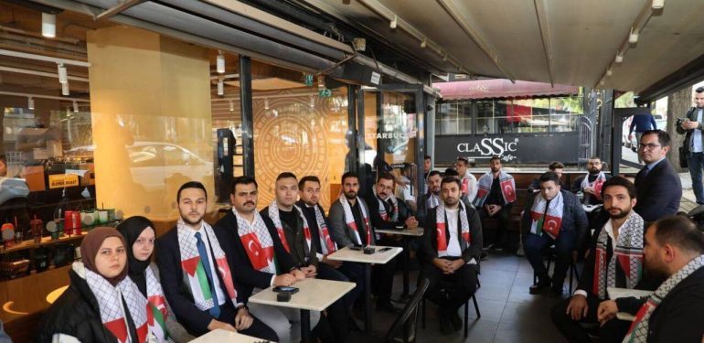 AKP Gençlik Kolları, İsrail’i protesto etmek iddiasıyla yarım saat Starbucks’ta oturdu