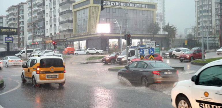 Diyarbakır Kulp’ta yağıştan etkilenen okullarda eğitime 3 gün ara…