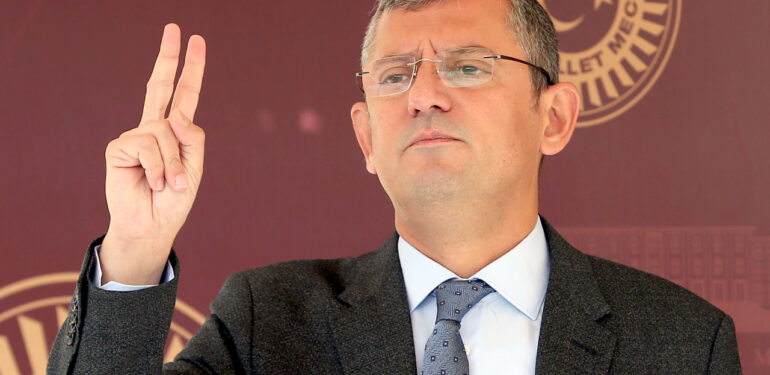 Özgür Özel Grup Başkanlığı görevini bıraktı