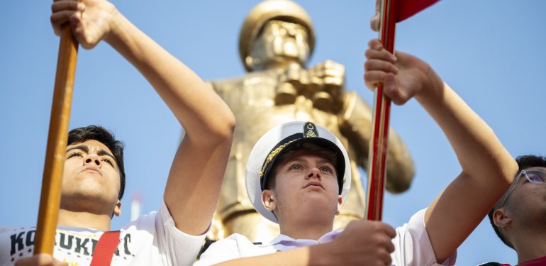 “Atatürk mazlum milletlere feyz olan ve ışık tutan bir lider”