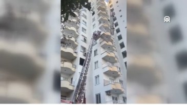 Mersin’de halatı kopan iskeleden düşmemek için balkona atlayan 2 işçi mahsur kaldı