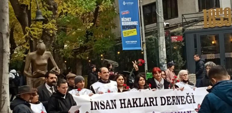 İHD 10 Aralık İnsan Hakları Günü Dolayısıyla Ankara Yüksel Caddesi’ndeki İnsan Hakları Anıtı Önünde Açıklama Yaptı