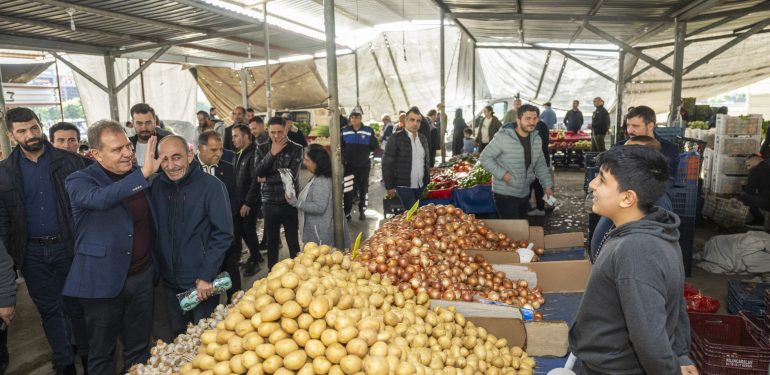 Mersin Büyükşehir Belediye Başkanı  Seçer Akkent Semt Pazarı’nda Halkla Buluştu