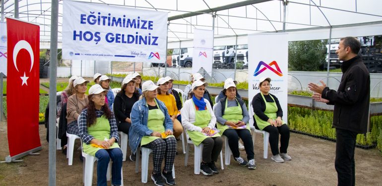 Mersin Büyükşehir Belediyesi’nden Kadın Kooperatifi Üyesi Kadınlara Yönelik ‘Süs Bitkilerinde Budama Eğitimi’